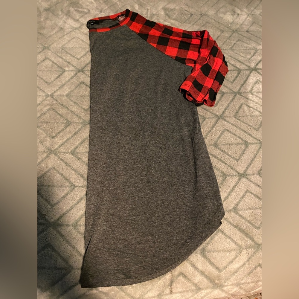 Like new. Gray shirt with checkered arms. 3/4 length arms. Cute and comfy!